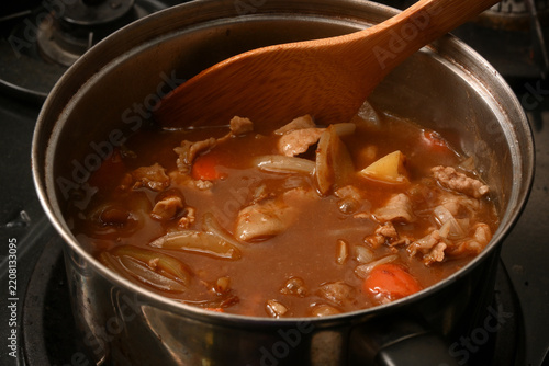 鍋に入った出来たてのカレールウ
