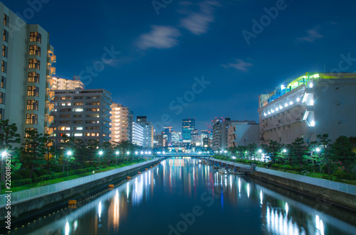 都市の水路の夜景
