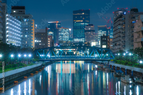 都市の水路の夜景