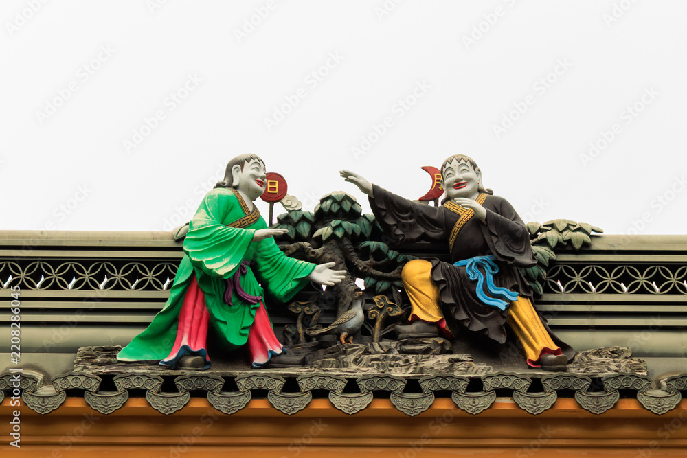 Obraz premium Traditional Chinese Roof Sculpture of Two Smiling Figures in Shanghai