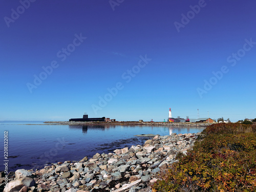 Le phare de Pointe-au-Père et le NCSM Onondaga, S73, est un sous-marin de la Marine royale canadienne qui a été transformé en navire-musée à Rimouski, au Québec.