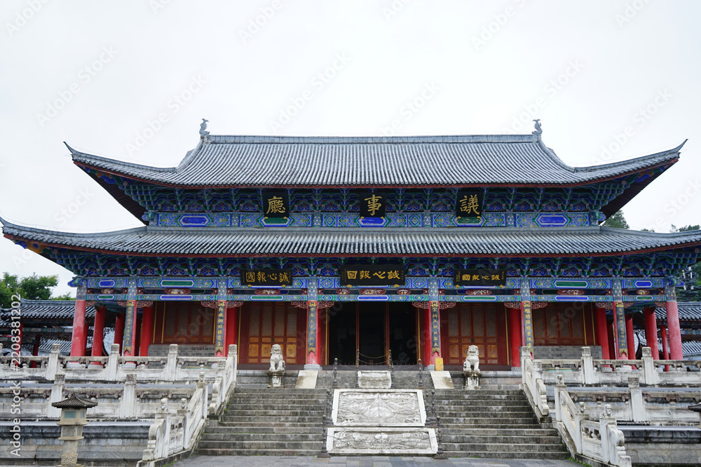 Obraz premium Traditional Chinese Hall with Blue Tiled Roof and Red Pillars