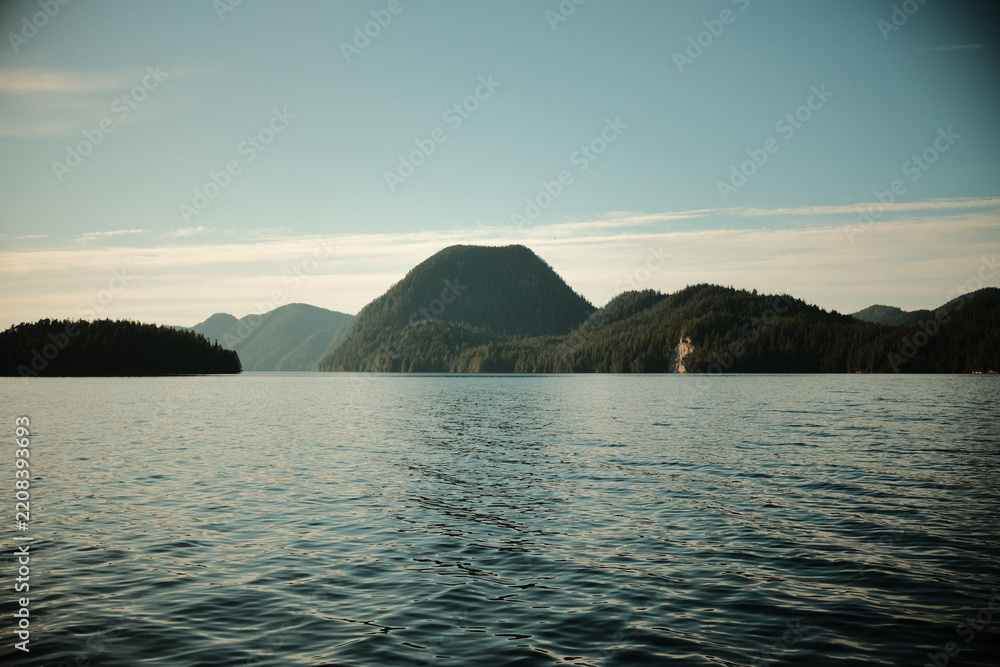 Obraz premium Serene mountain inlet