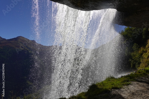 Die Kraft des Wassers - Ausblick hinter dem Wasserfall hervor - the power of water - view from behind a waterfall