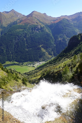 Blick über einen Wasserfall ins Tal - view down a cascade into the valley. Ferleiten, Salzburg