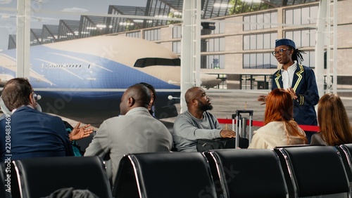 Obraz na plátně Upset airport passengers react to a gate agent announcing delayed flights while an angry crowd receives bad news about cancellations at the terminal