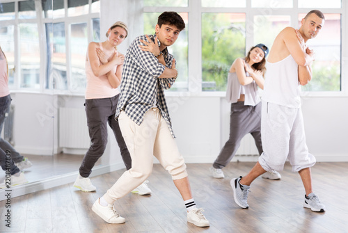 Fotografie Guy makes movements and teaches group of hip hop fans to move beautifully and confidently to music, to control their bodies