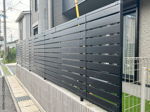 戸建て住宅の黒色アルミ目隠しフェンス