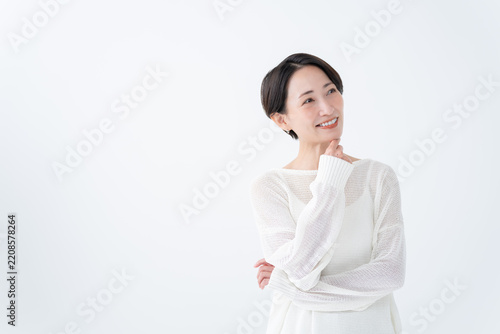 考える女性
