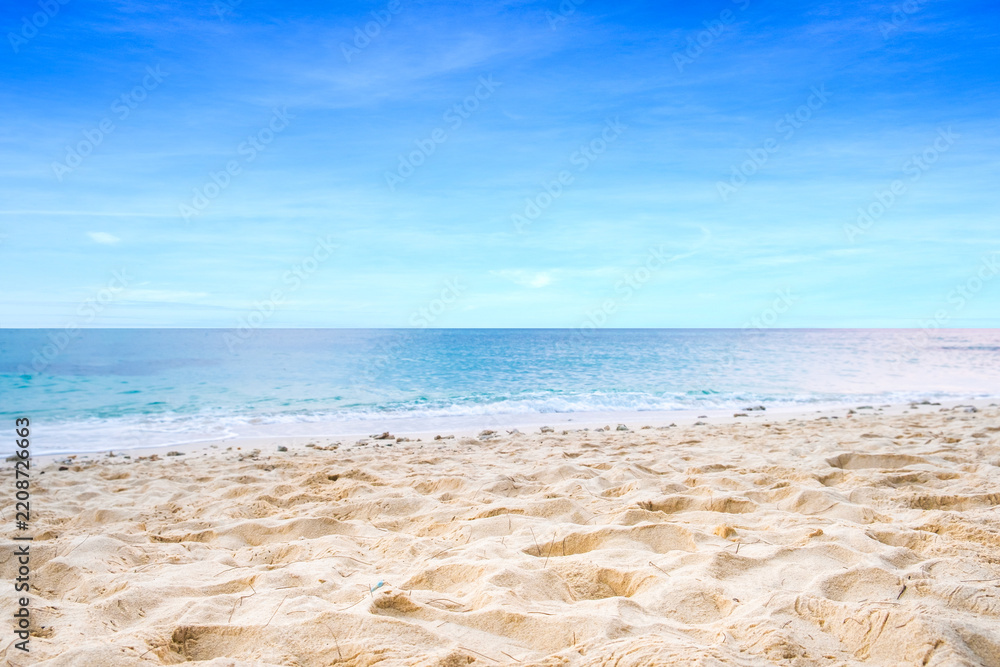 Naklejka premium Tropical Nature ocean and summer sea water with beautiful bright sunlight. Perfect for summer vacation and travel background