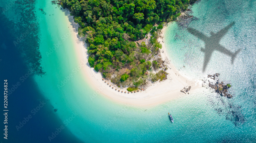 Naklejka premium Aerial view of shadow passenger plane silhouette and sandy beach blue sea with waves at sea beach summer vacation sea travel concept 
