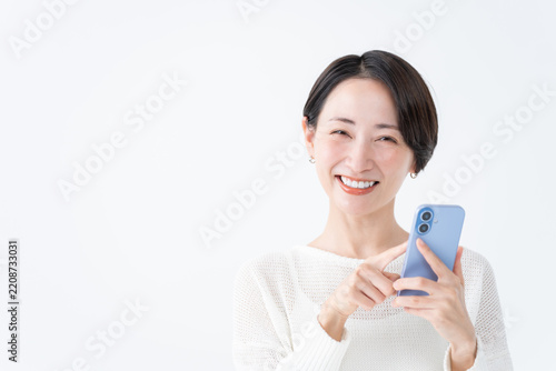 スマホを使う女性