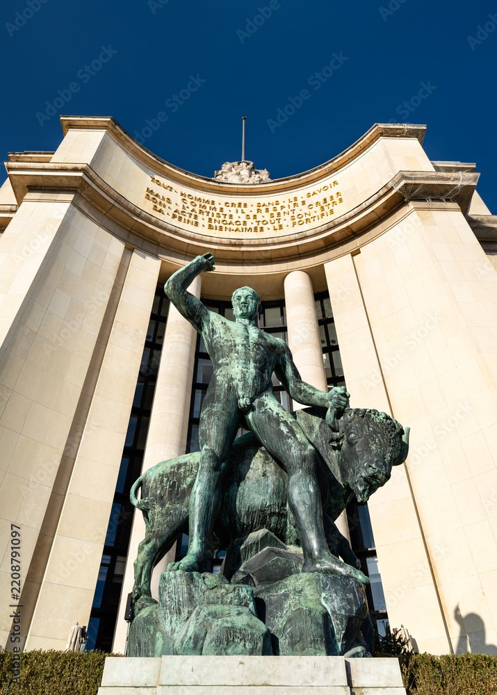Fototapeta premium Paris, France - January 06, 2026: Bronze sculpture of Hercules and a bull by Albert Pommier in front of the Palais de Chaillot at Place du Trocadero.