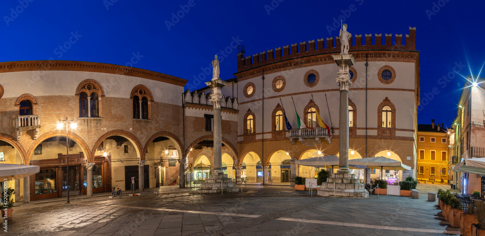 Obraz premium Ravenna - The square Piazza del Popolo at dusk.