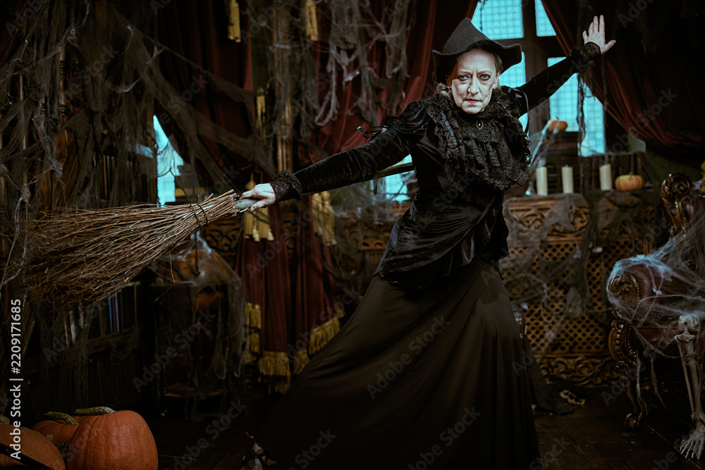 Obraz premium Elderly Witch Takes Flight