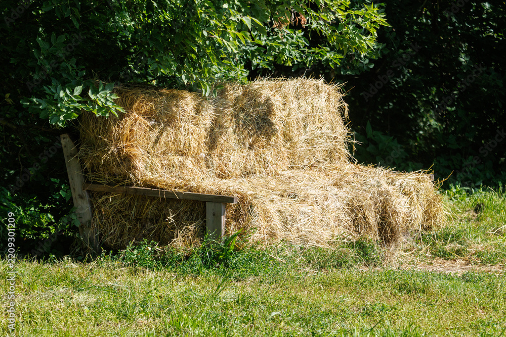 Obraz premium Hay bales form a rustic outdoor bench