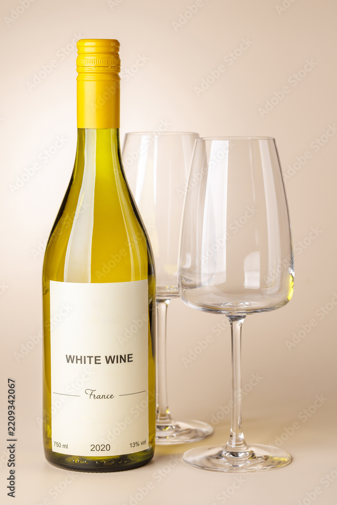 Obraz premium White wine bottle mockup with glass