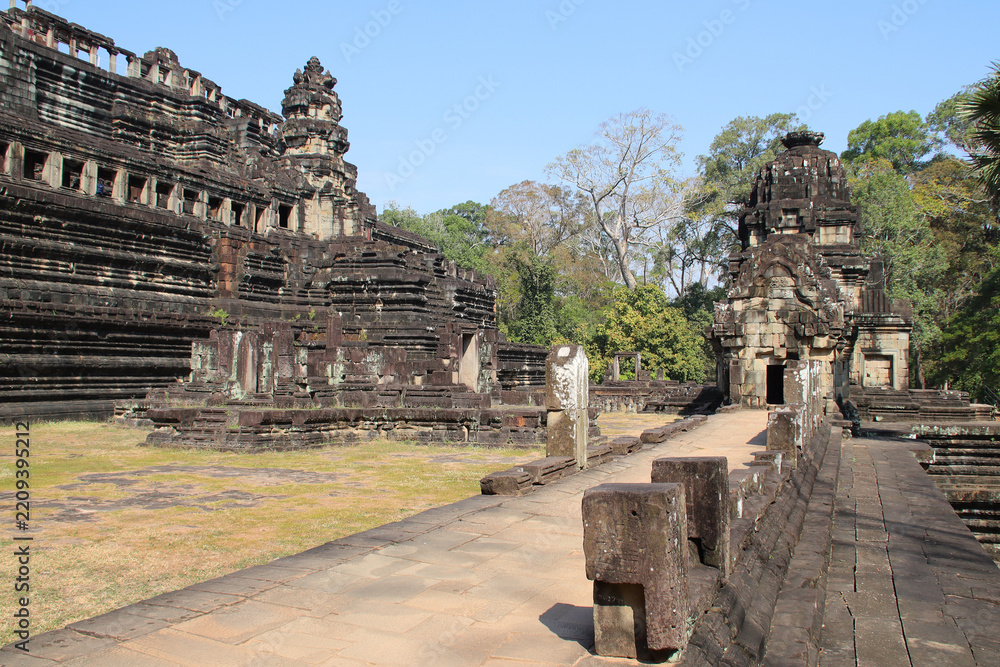 Fototapeta premium hall (baphuon) in a ruined khmer hindu and buddhist complex (angkor thom) in angkor in siem reap in cambodia 