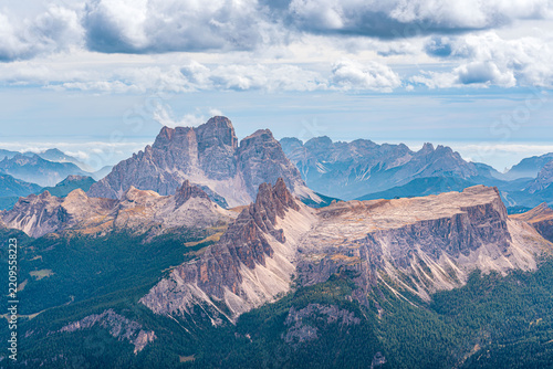 Dramatisches Panorama der Dolomiten mit Monte Pelmo und Croda da Lago, Südtirol