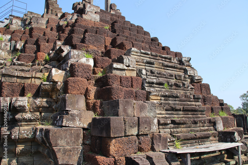 Obraz premium hall (baphuon) in a ruined khmer hindu and buddhist complex (angkor thom) in angkor in siem reap in cambodia 