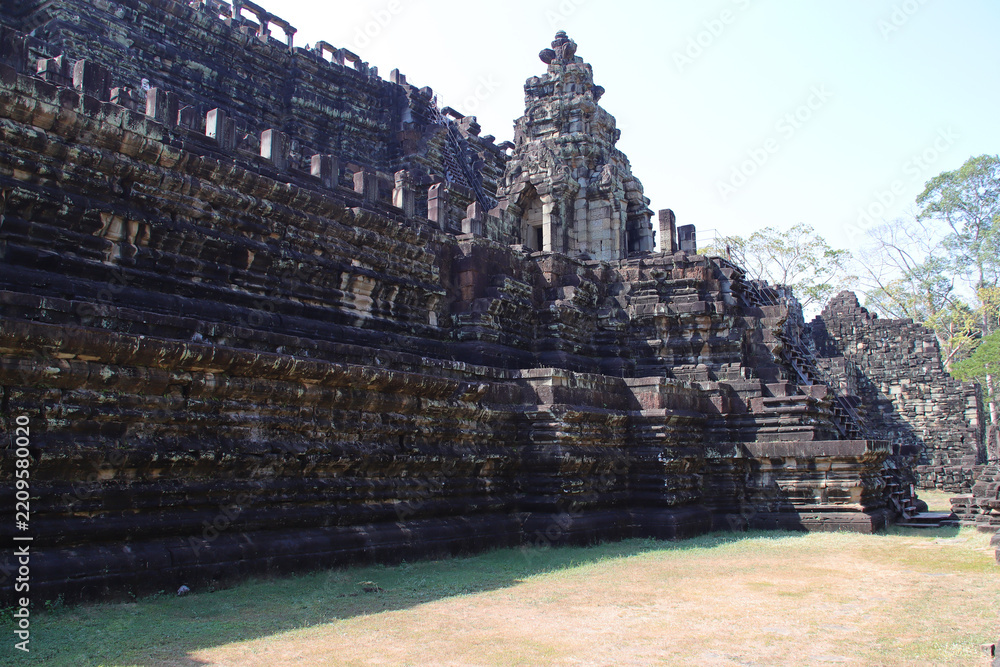 Obraz premium hall (baphuon) in a ruined khmer hindu and buddhist complex (angkor thom) in angkor in siem reap in cambodia 