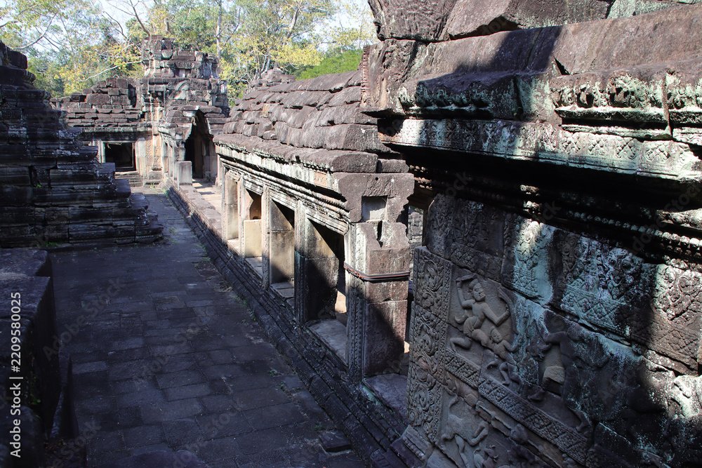 Fototapeta premium hall (baphuon) in a ruined khmer hindu and buddhist complex (angkor thom) in angkor in siem reap in cambodia 
