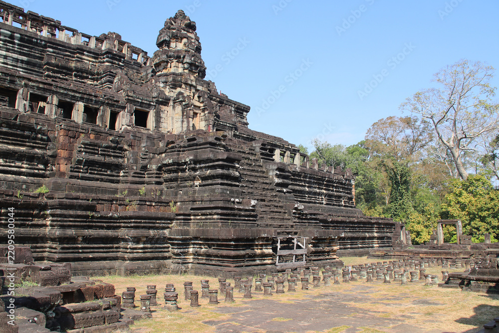 Obraz premium hall (baphuon) in a ruined khmer hindu and buddhist complex (angkor thom) in angkor in siem reap in cambodia 