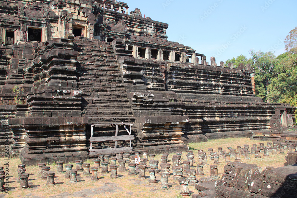 Obraz premium hall (baphuon) in a ruined khmer hindu and buddhist complex (angkor thom) in angkor in siem reap in cambodia 