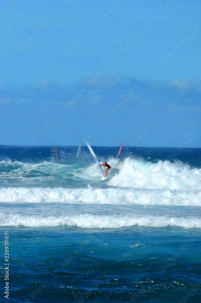 Obraz premium Racing the Waves Besides Kauai