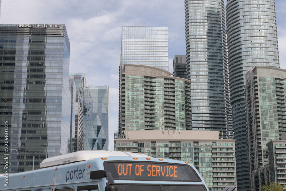Obraz premium Porter Air shuttle bus running 