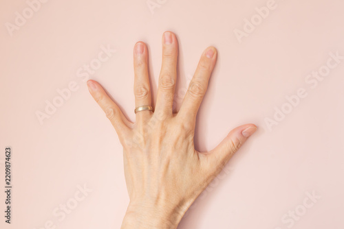 50代の女性の左手