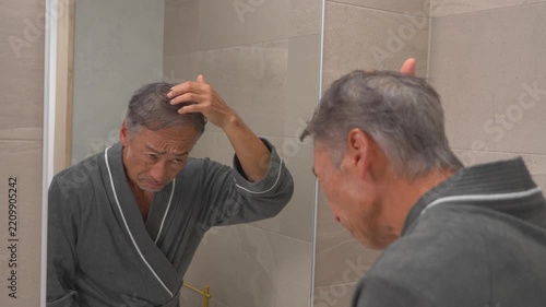 髪の毛に悩みがあるシニア男性
