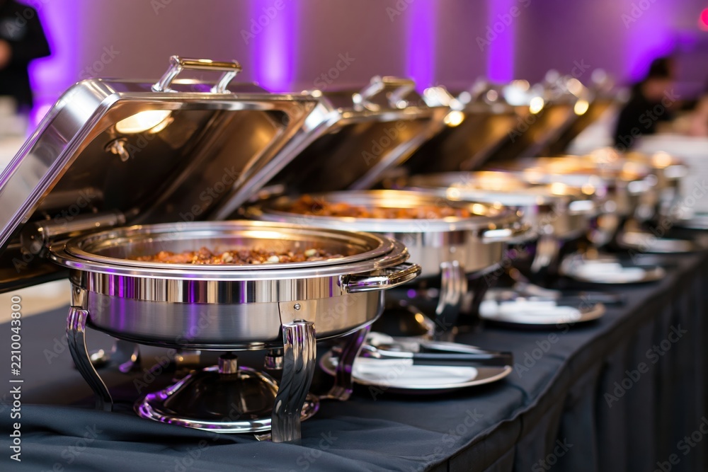 Obraz premium The Chafing Dishes Buffet Display Featuring Stainless Steel Warmers and Lids