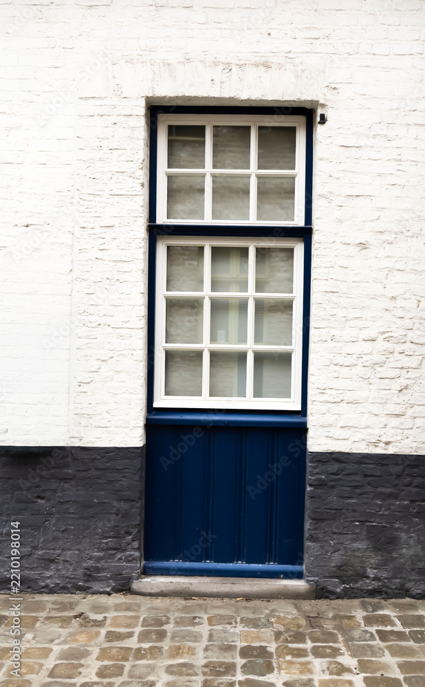 Fototapeta premium Ancient stone Bonifacius Bridge and historic brick house over canal in Bruges, Belgium