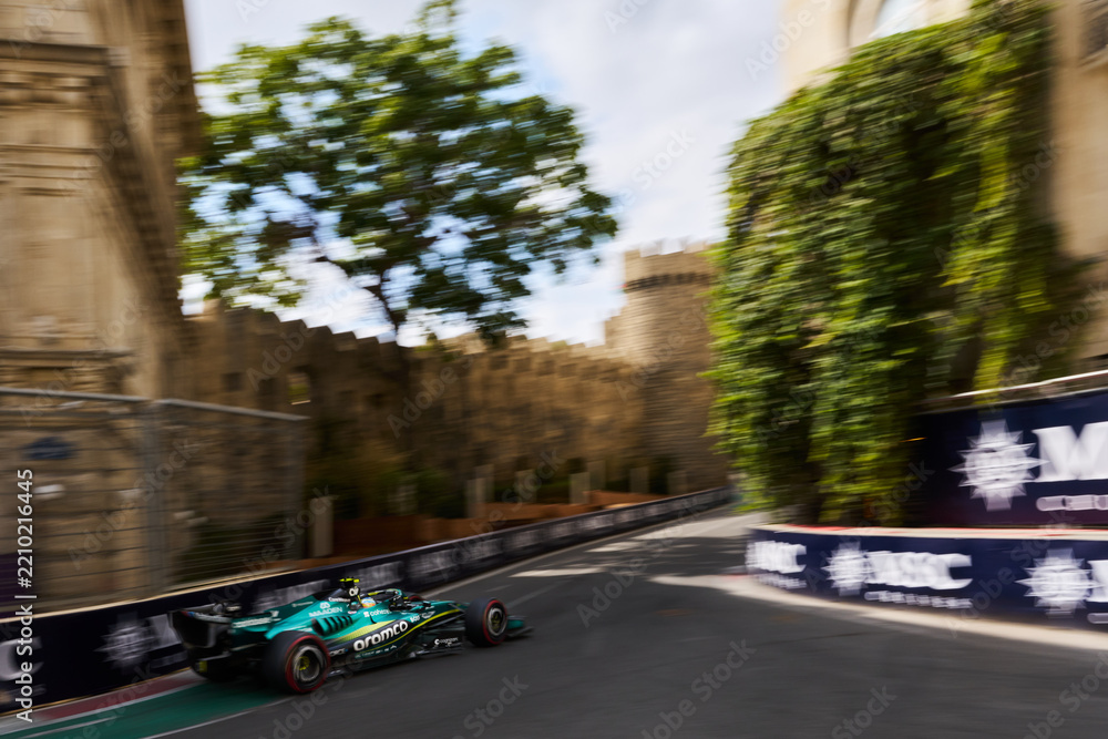 Obraz premium BAKU, AZERBAIJAN - SEPTEMBER 2026: Aston Martin F1 car navigates the narrow castle section past the medieval fortress walls during the Formula 1 Azerbaijan Grand Prix 2026