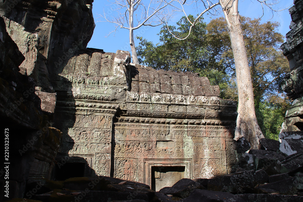 Obraz premium ruined khmer hindu and buddhist temple (ta prohm) in angkor in siem reap in cambodia 