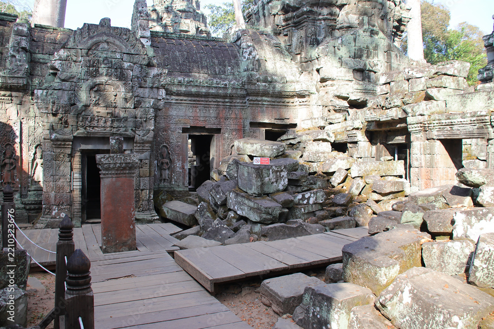 Fototapeta premium ruined khmer hindu and buddhist temple (ta prohm) in angkor in siem reap in cambodia 