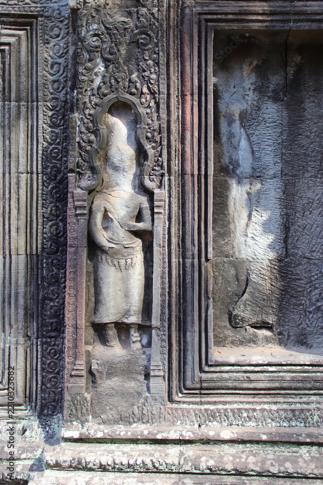 Obraz premium ruined khmer hindu and buddhist temple (ta prohm) in angkor in siem reap in cambodia 