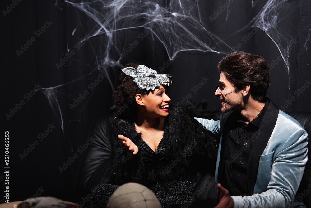 Obraz premium Cheerful couple gather at a Halloween party, enjoying the spooky season together