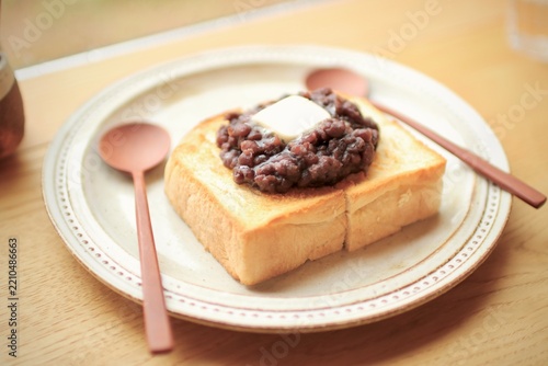 Obraz na płótnie あんことバターをのせた小倉トースト｜日本の喫茶店風朝食