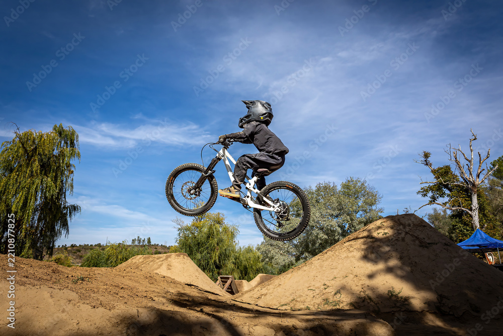 Obraz premium Dirt bike rider jumping on a dirt track in Arripiado village by the Tagus River, Portugal