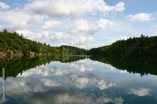 Reflet des nuages sur un lac au Canada 