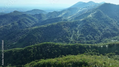壮大な山嶺の風景ドローン空撮。自然、環境、高原、エコ、SDGs、山岳、日本、大地、絶景、森林、山林