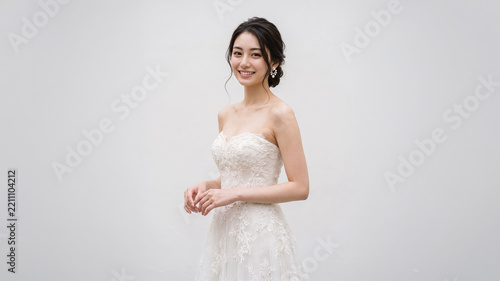 ウエディングドレスを着て微笑む美しい女性