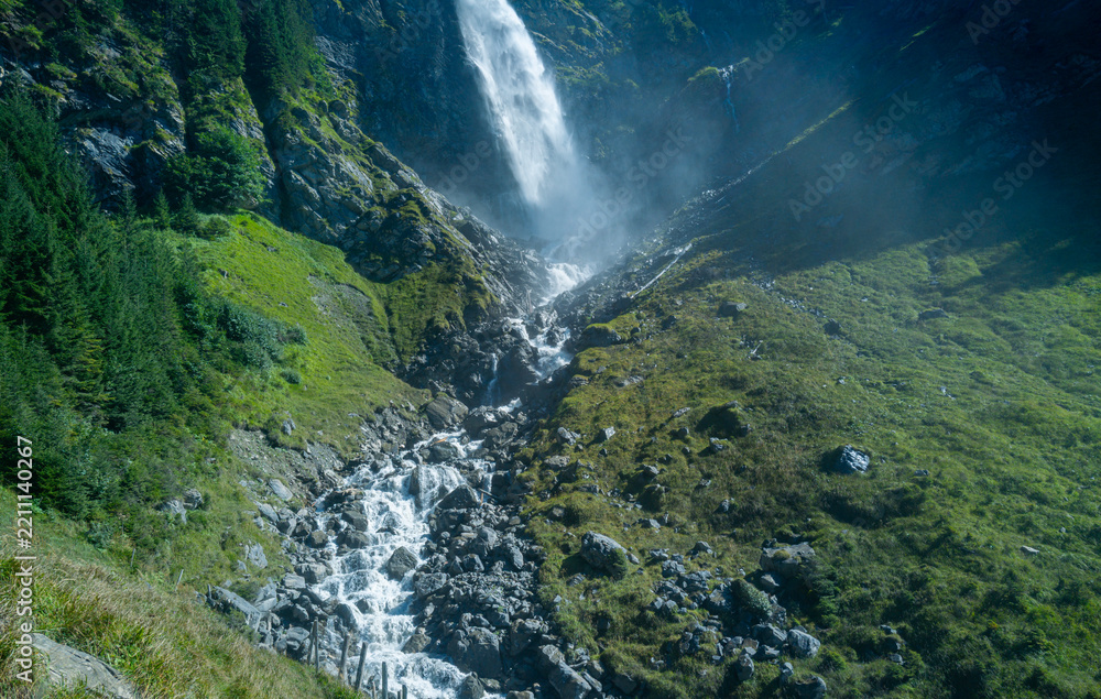 Obraz premium Waterfall called Staubenfall in Canton Uri. Waterfall known as Staubifall in Switzerland. Swiss Alps surround waterfall near Uri. Uri mountain landscape frames waterfall naturally.