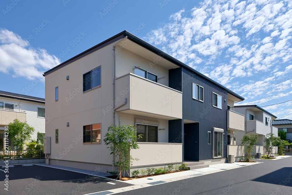 Fototapeta premium 青空と白い雲が映えるモダンな新築住宅の外観