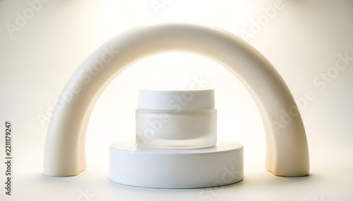 Podio de cosmeticos blanco con estructura de arco moderno en tono beige suave