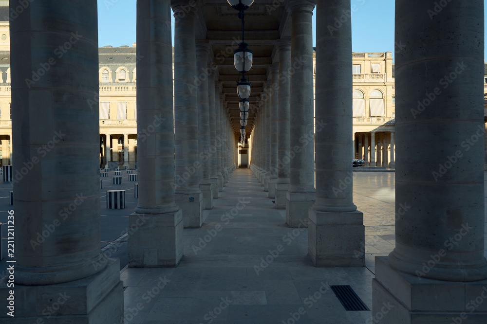 Obraz premium Long colonnade corridor at the Palais Royal in Paris