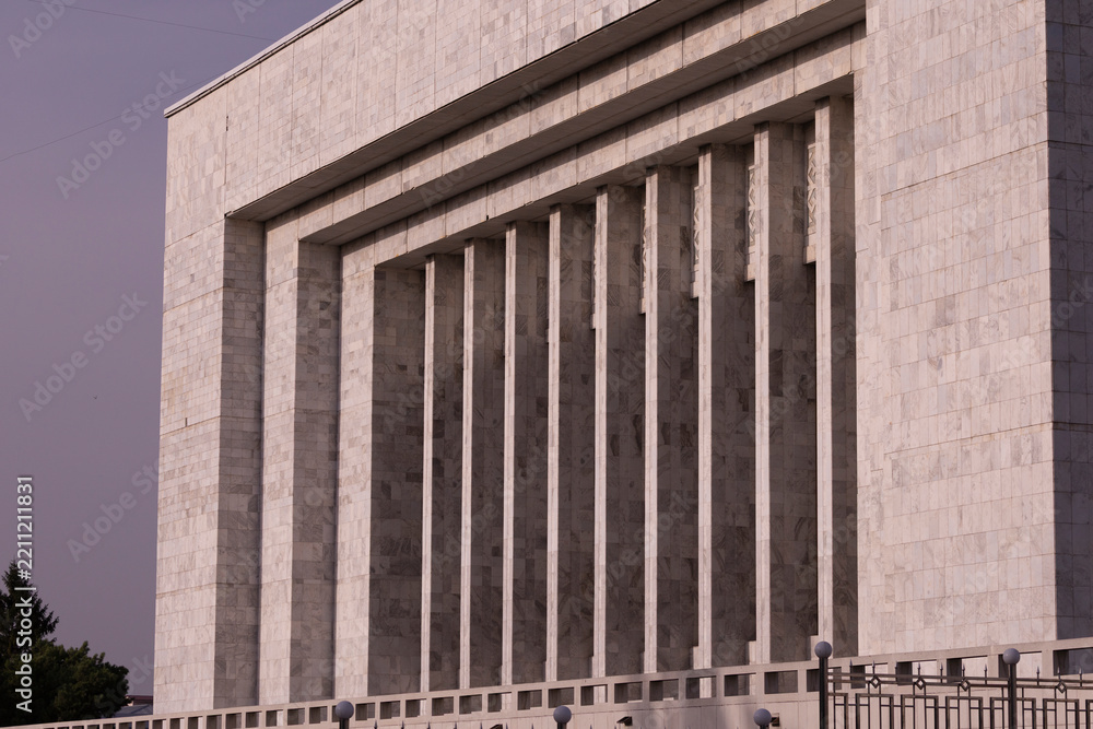 Obraz premium Geometric facade of a monumental marble building