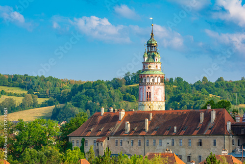Schloss und Schlossturm in Krumau an der Moldau an einem sonnigen Tag im Sommer